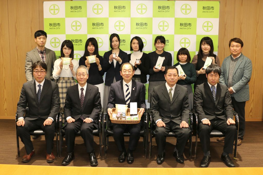 コミュニケーションデザイン専攻等の学生8名